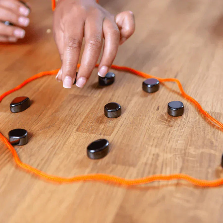 Mooi compact magnetisch schaakspel, ideaal cadeau. Een draagbaar bordspel voor uren speelplezier, thuis of op reis.