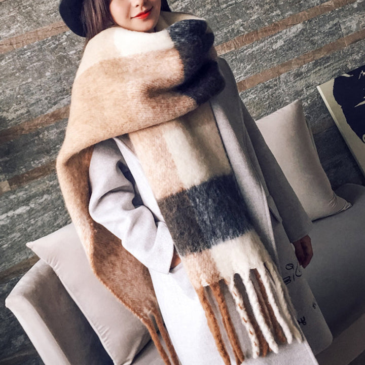 Dames cashmere plaid sjaal, warm en zacht, met klassiek ruitpatroon voor wintermode.